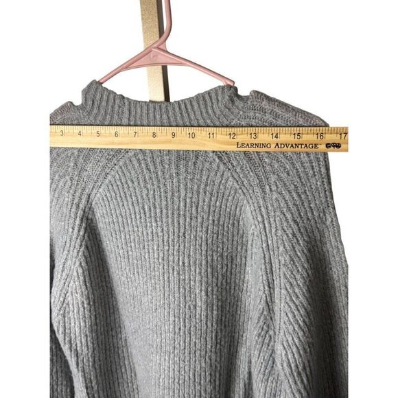 GUESS Mockneck Ultra-Soft Grey Ribbed Sweater Sz M EUC Lt Grey Long Sleeves - Picture 7 of 10